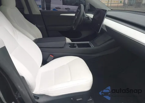 2024 Tesla Model Y Long Range Dual Motor All-Wheel Drive/Rwd z USA, uszkodzony, nr VIN 7SAYGDED1RF093114